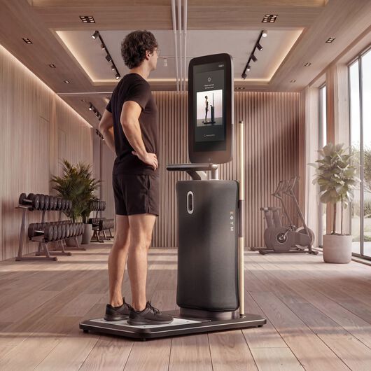 Mann steht auf einer EGYM-Onboarding-Station, w&auml;hrend der Bildschirm die Messung seiner K&ouml;rpergr&ouml;&szlig;e und K&ouml;rperposition vorbereitet.