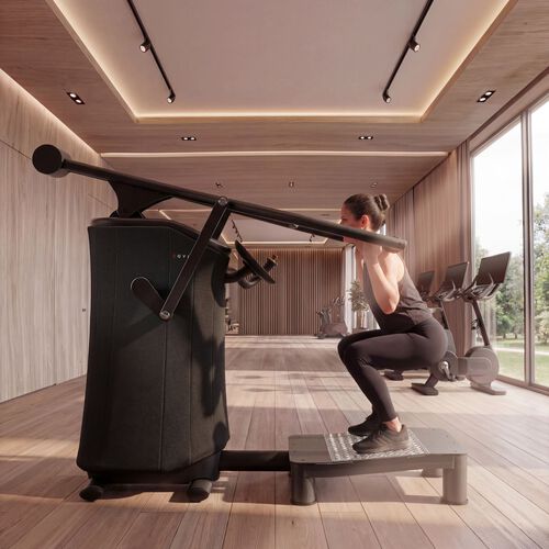 Frau f&uuml;hrt eine gef&uuml;hrte Kniebeuge an einem EGYM-Kraftger&auml;t in einem hellen Fitnessstudio mit Holzw&auml;nden und Cardioger&auml;ten im Hintergrund aus.