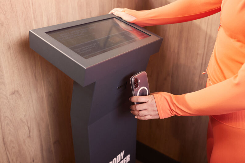 Lid scant de QR-code op de Basic-Fit Body Analyzer met de Basic-Fit app om een lichaamssamenstellingsmeting te starten.