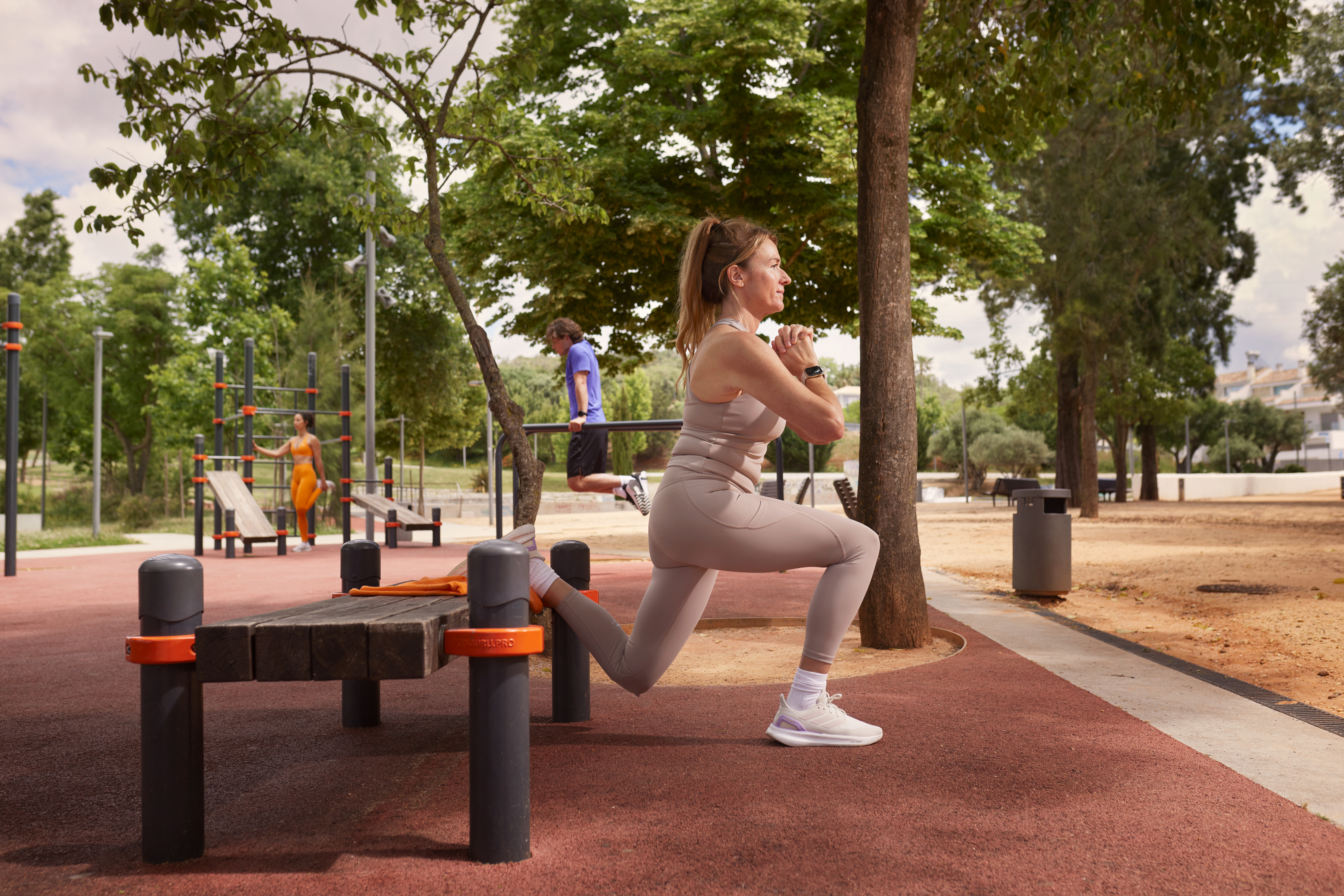 Vrouw doet lunges in een fitnesspark