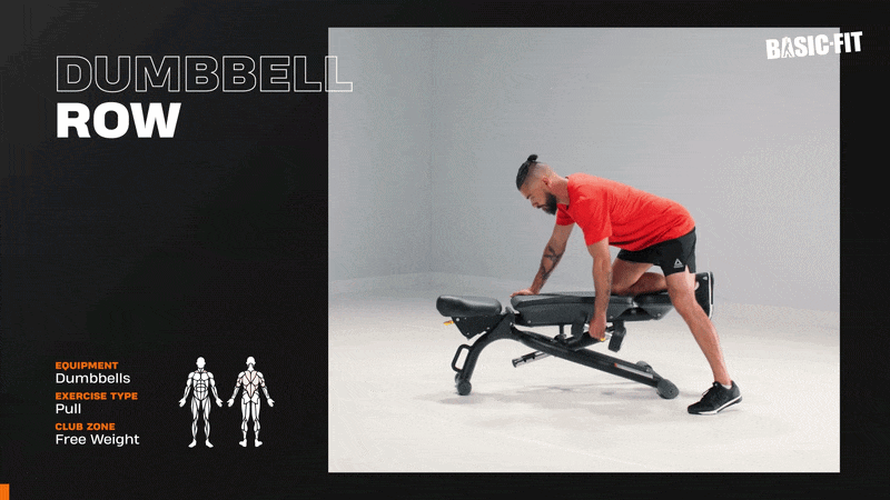 Hombre realiza un remo con mancuerna con una rodilla apoyada en un banco en un entorno guiado