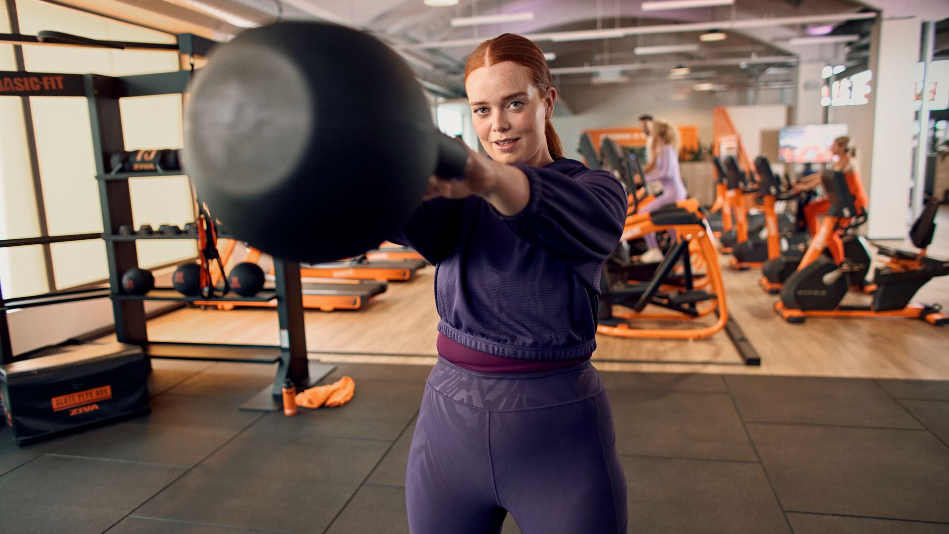 Beginner voert basisbewegingen uit in de sportschool