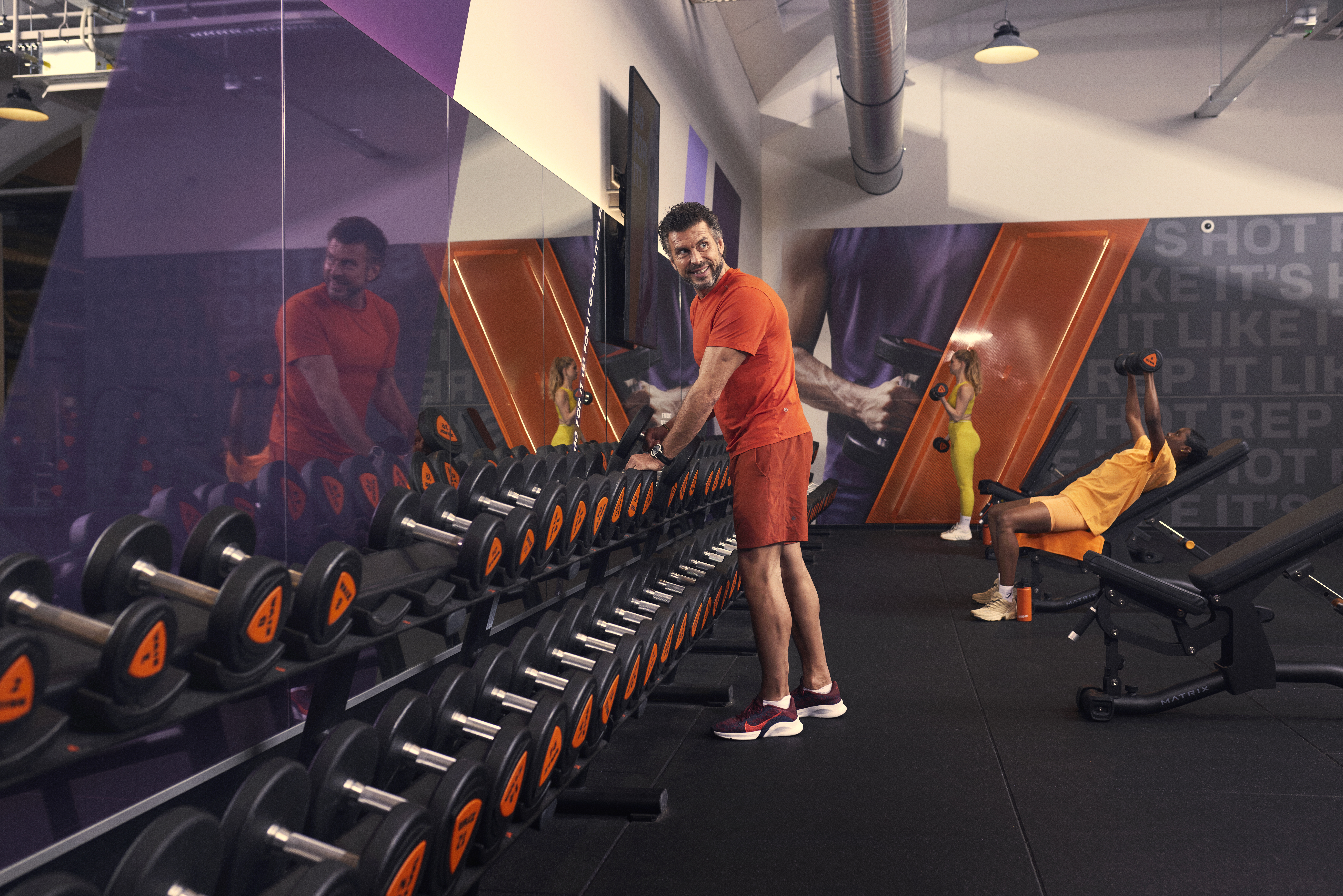 Persona disfrutando de una sesión de entrenamiento de fuerza en Basic-Fit
