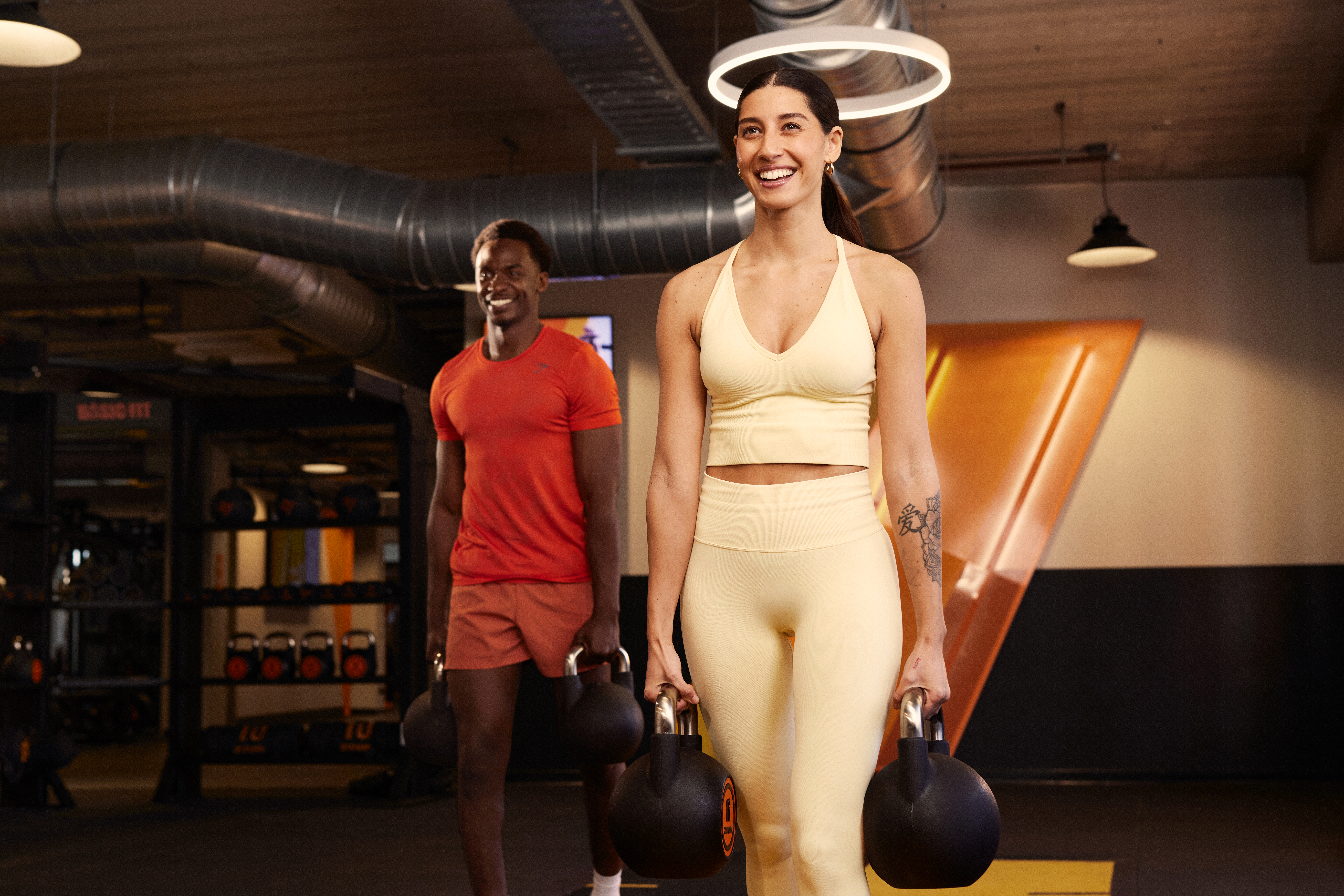 Entrenamiento de fitness híbrido con equipamiento funcional en Basic-Fit