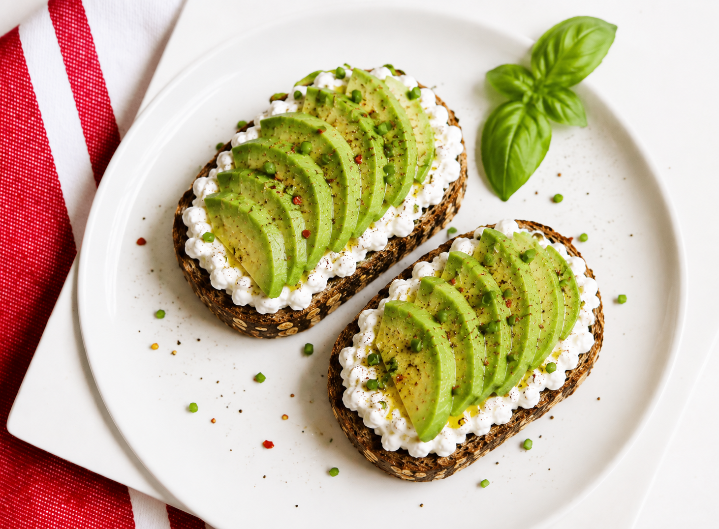 Vollkorntoast mit Hüttenkäse und Avocado