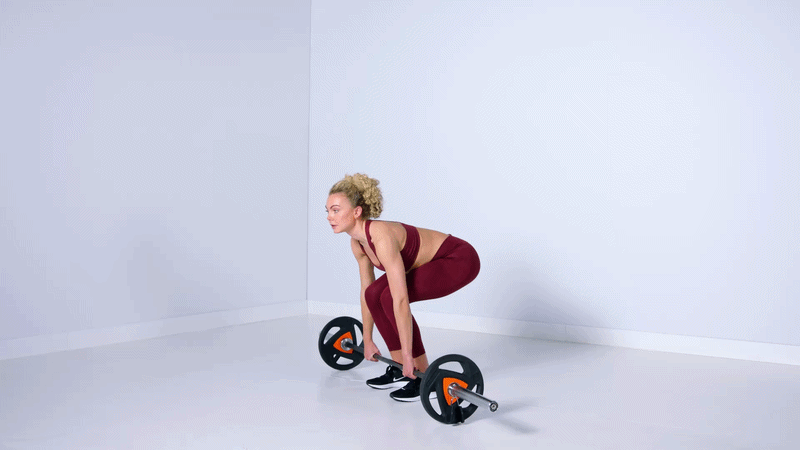 Femme réalisant un soulevé de terre dans une salle Basic-Fit