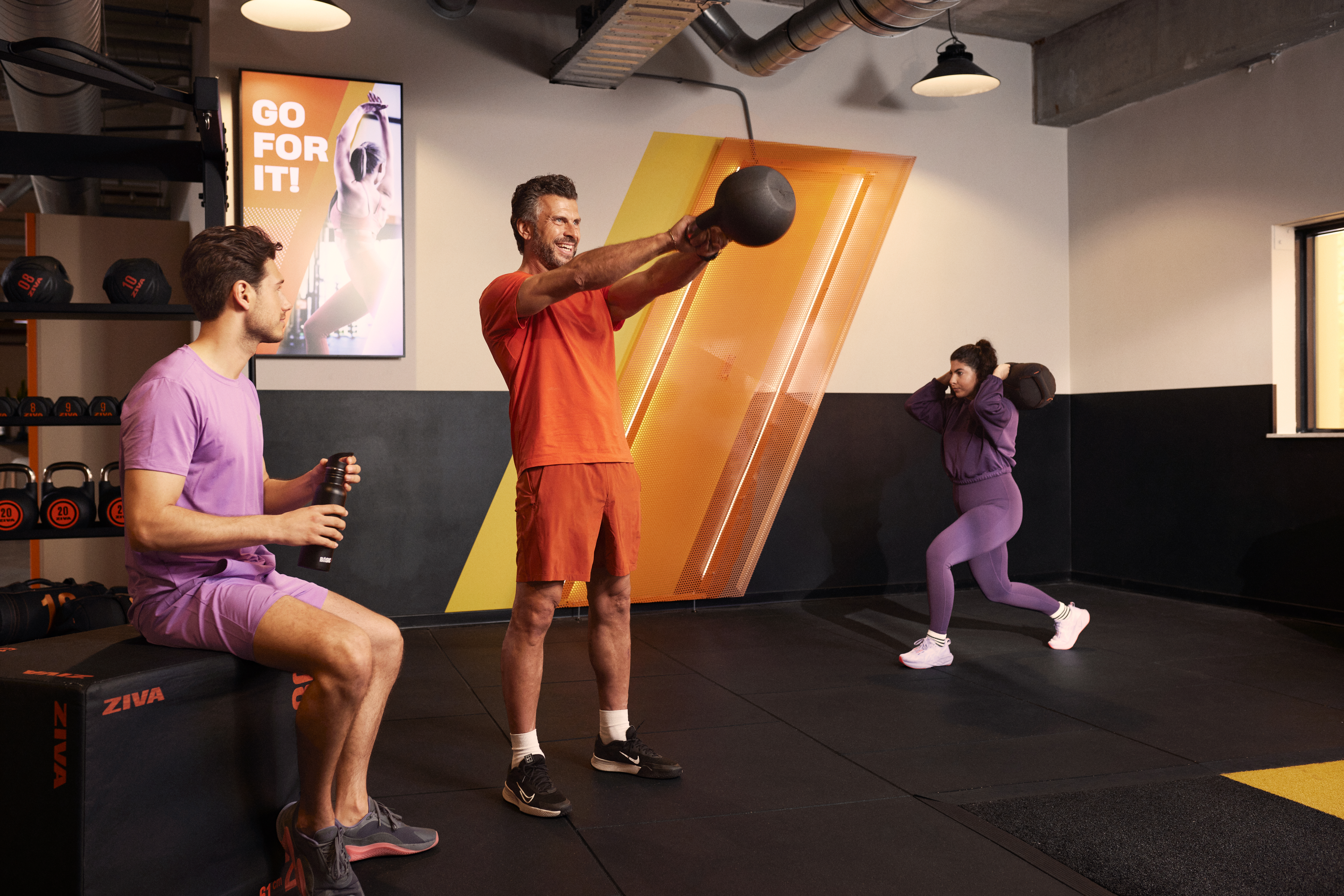 Persona realizando entrenamiento de fuerza controlado con pesas