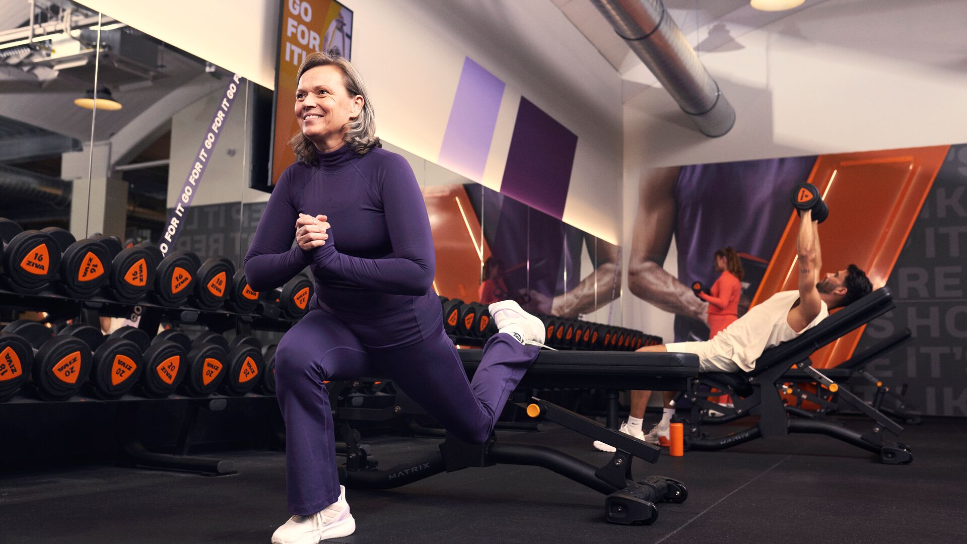 Hardloper doet krachttraining in de gym