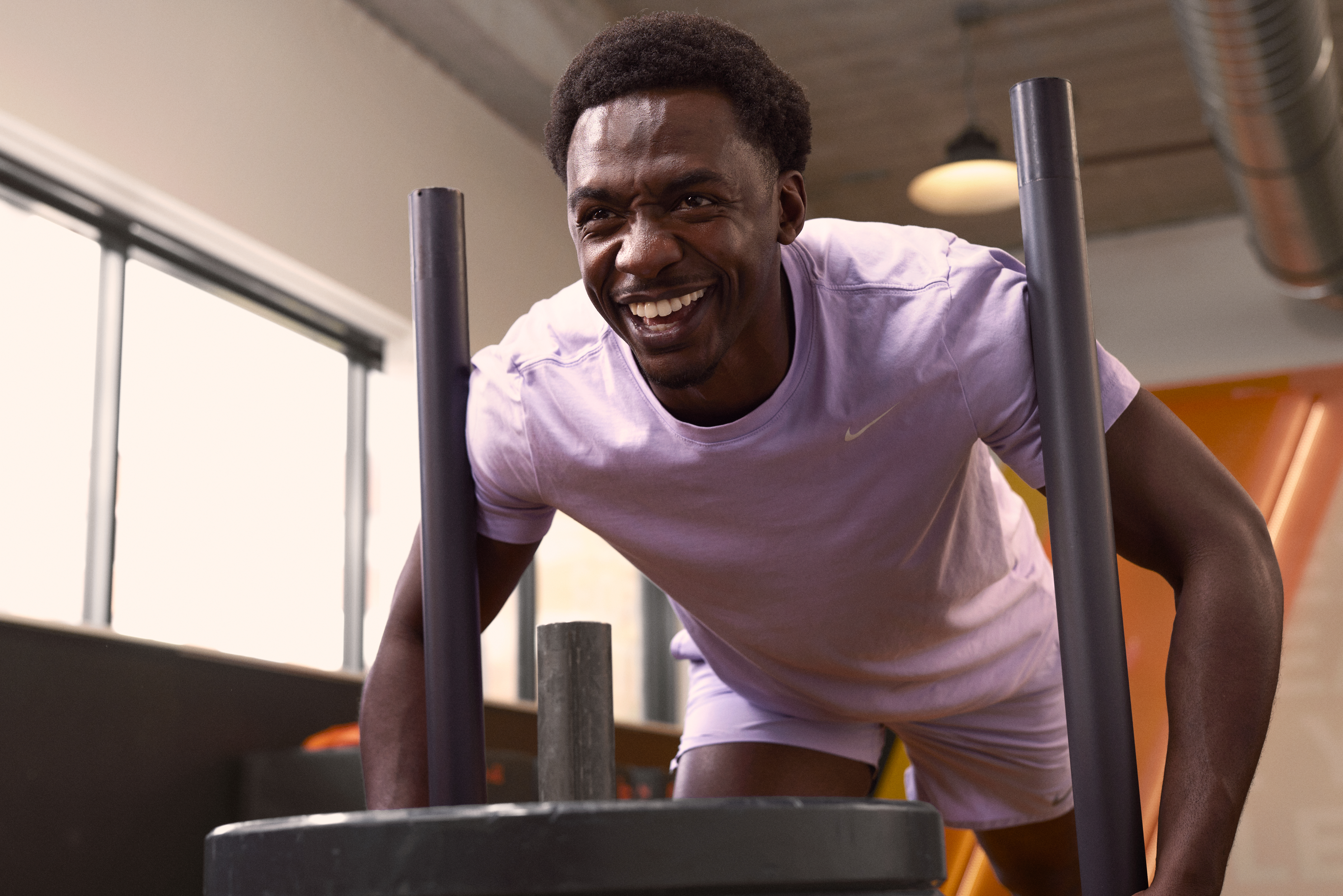 Entrenamiento de empuje de trineo para una competición de fitness híbrido
