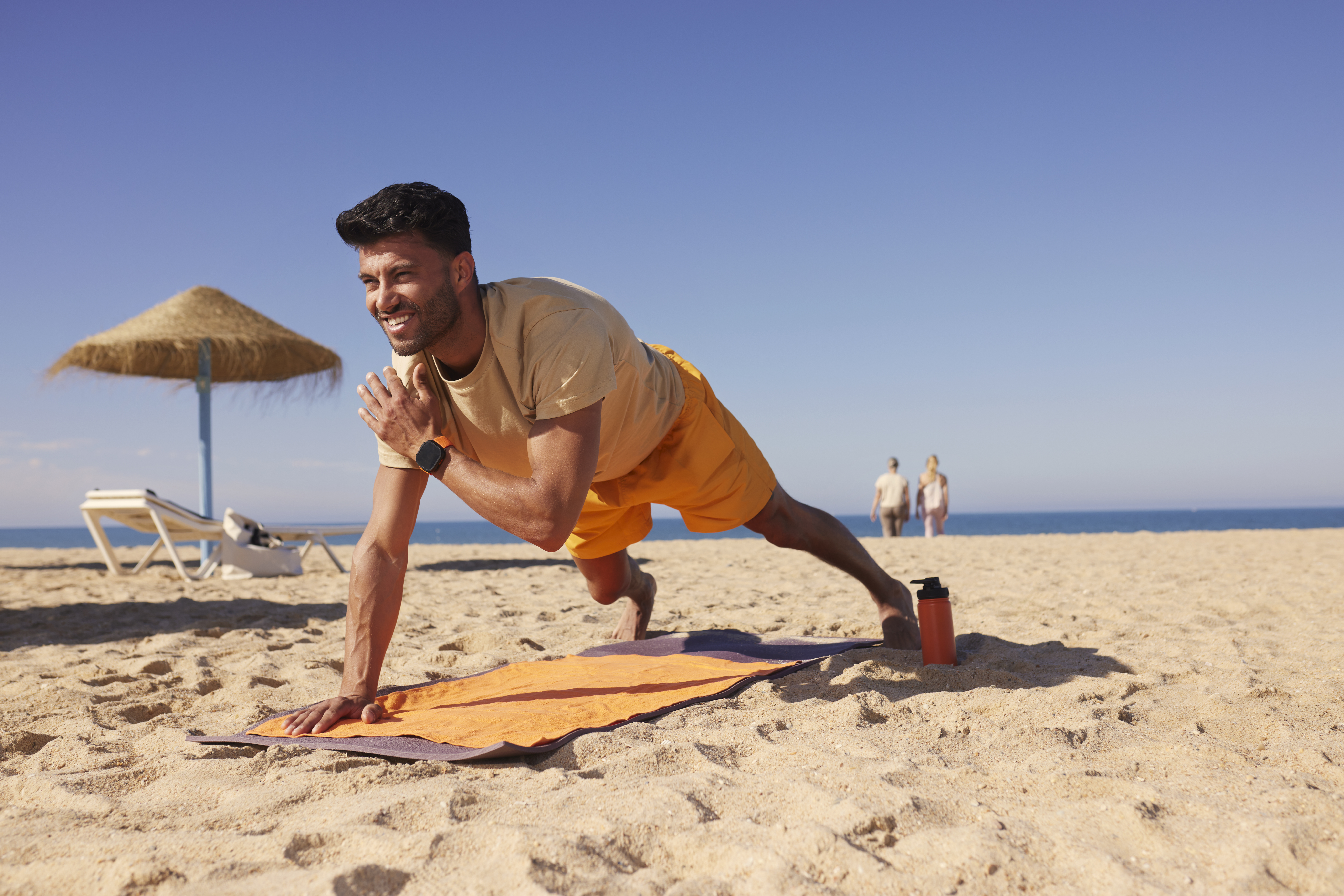 Man doet een plank op het strand