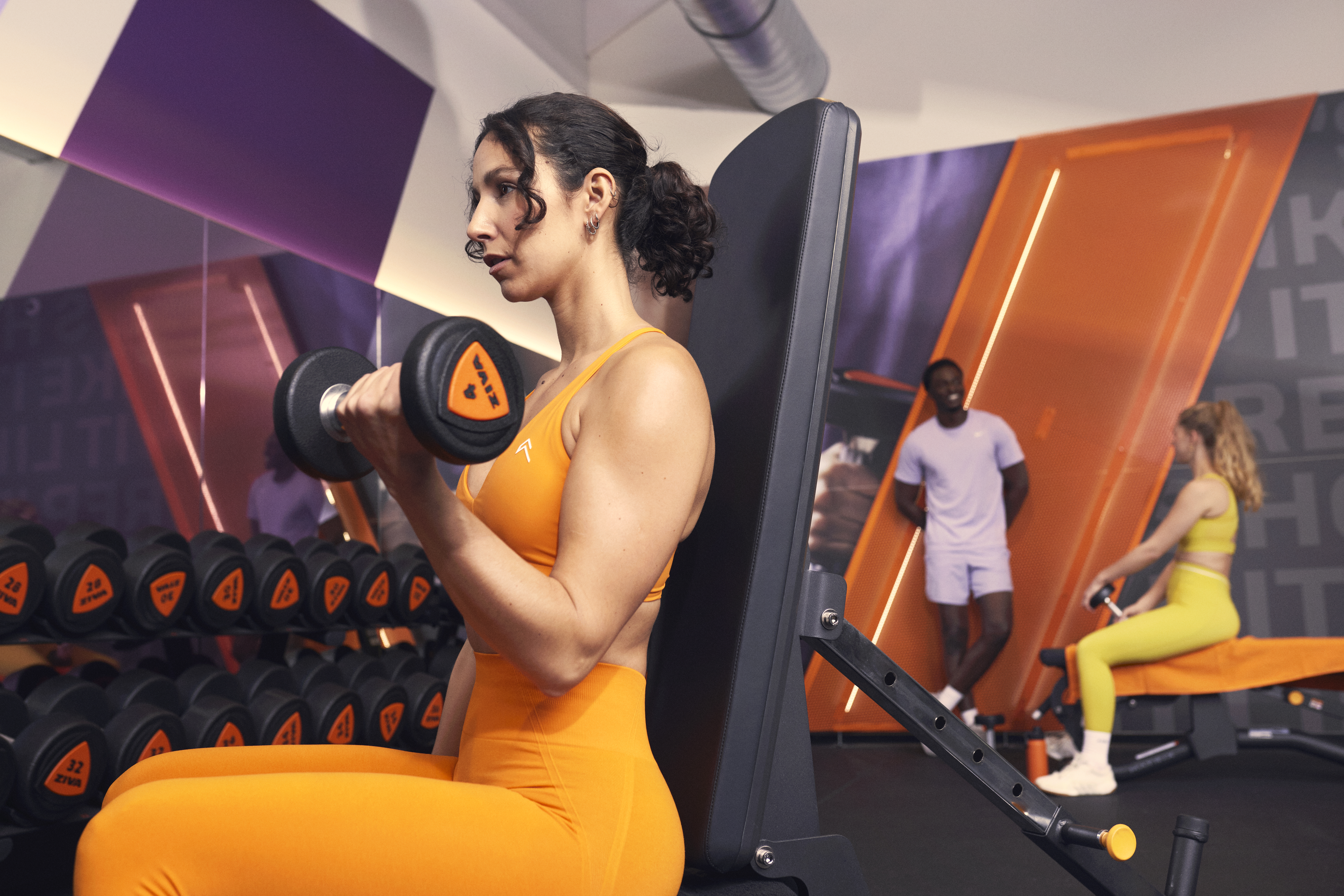 Persona entrenando con mancuernas en Basic-Fit