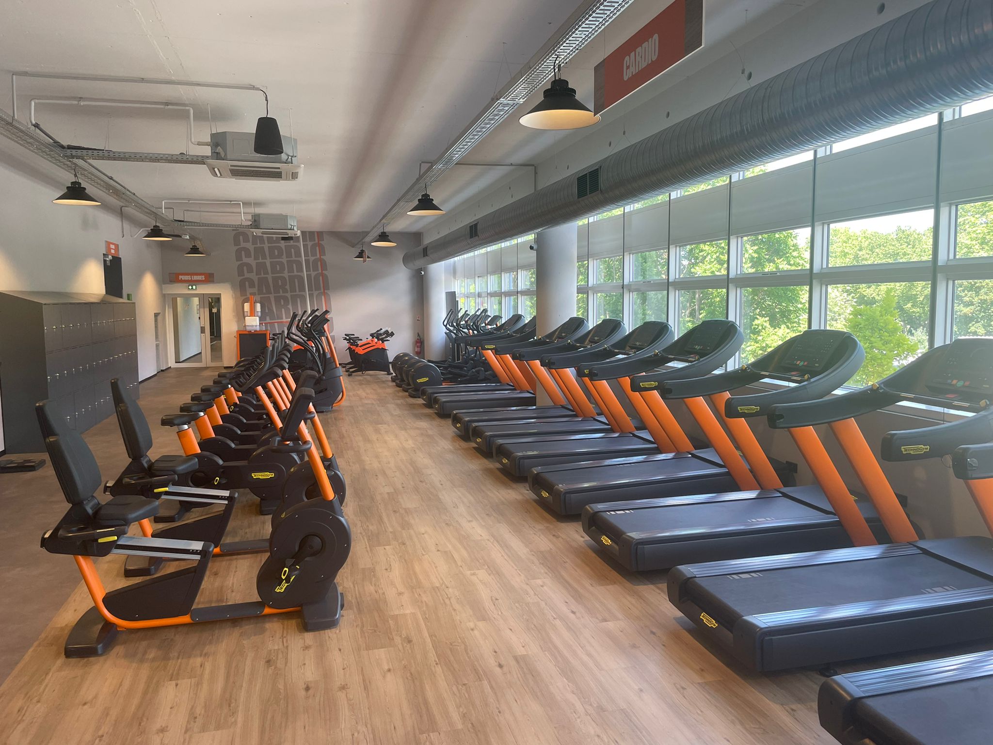 Salle de sport BasicFit ClichylaGarenne du Port de Gennevilliers Mixte